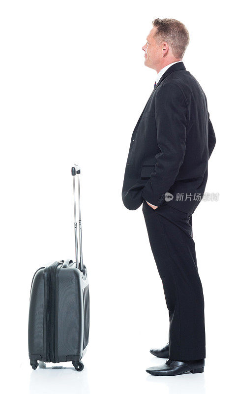 全长/一人/侧视图30-39岁成年白人男性/中年人商务人士/商人穿着西装谁是微笑/快乐/愉快的，拿着手提箱/行李